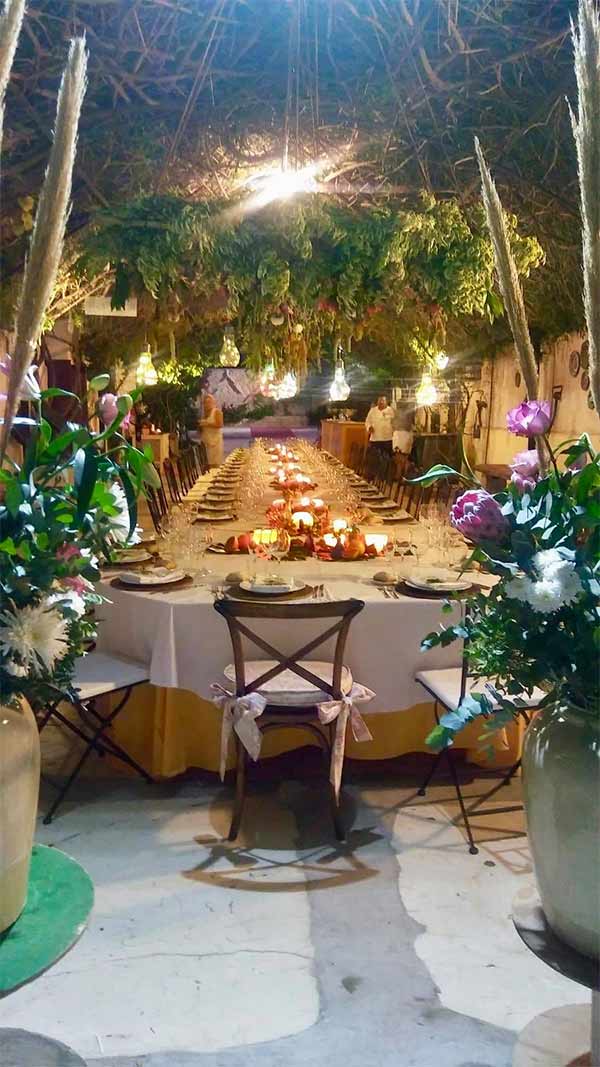 Restaurante El Poblet de Atalayas evento con mesa decorada con luces
