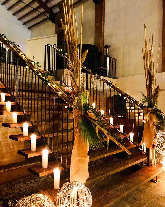 Restaurante El Poblet de Atalayas escaleras decoradas con velas